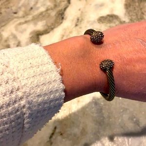 Beautiful gold tone bracelet 😍💋like new